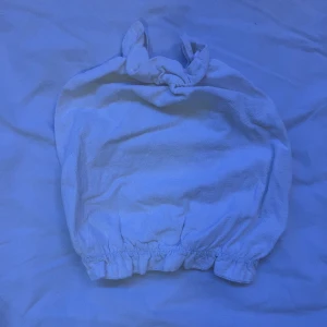 Topp med öppen rygg - Vit topp med öppen rygg i bra skick!