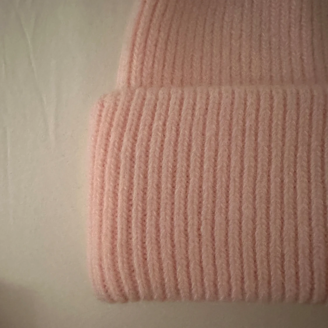 Babyrosa stickad mössa - 91