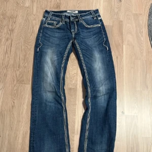 Lågmidjade jeans - säljer dessa jätte snygga lågmidjade byxorna 🙏 storleken är XS men de passar mig som har S 💋 byxorna är köpta på plick för 400kr och bilderna är då inte mina utan förra ägarens 
