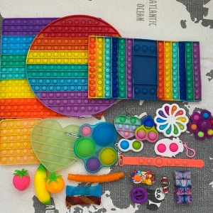 Fidget-toys - Säljer fidget toy pack. Ca 499kr! Original pris —> 1700kr Priset kan ändras, man kan köpa bara en fidget om det är så. Man måste inte köpa hela packet. Men info kommer.