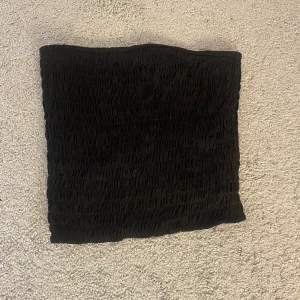 Svart topp - Svart topp ifrån Monki i storlek XS 🖤