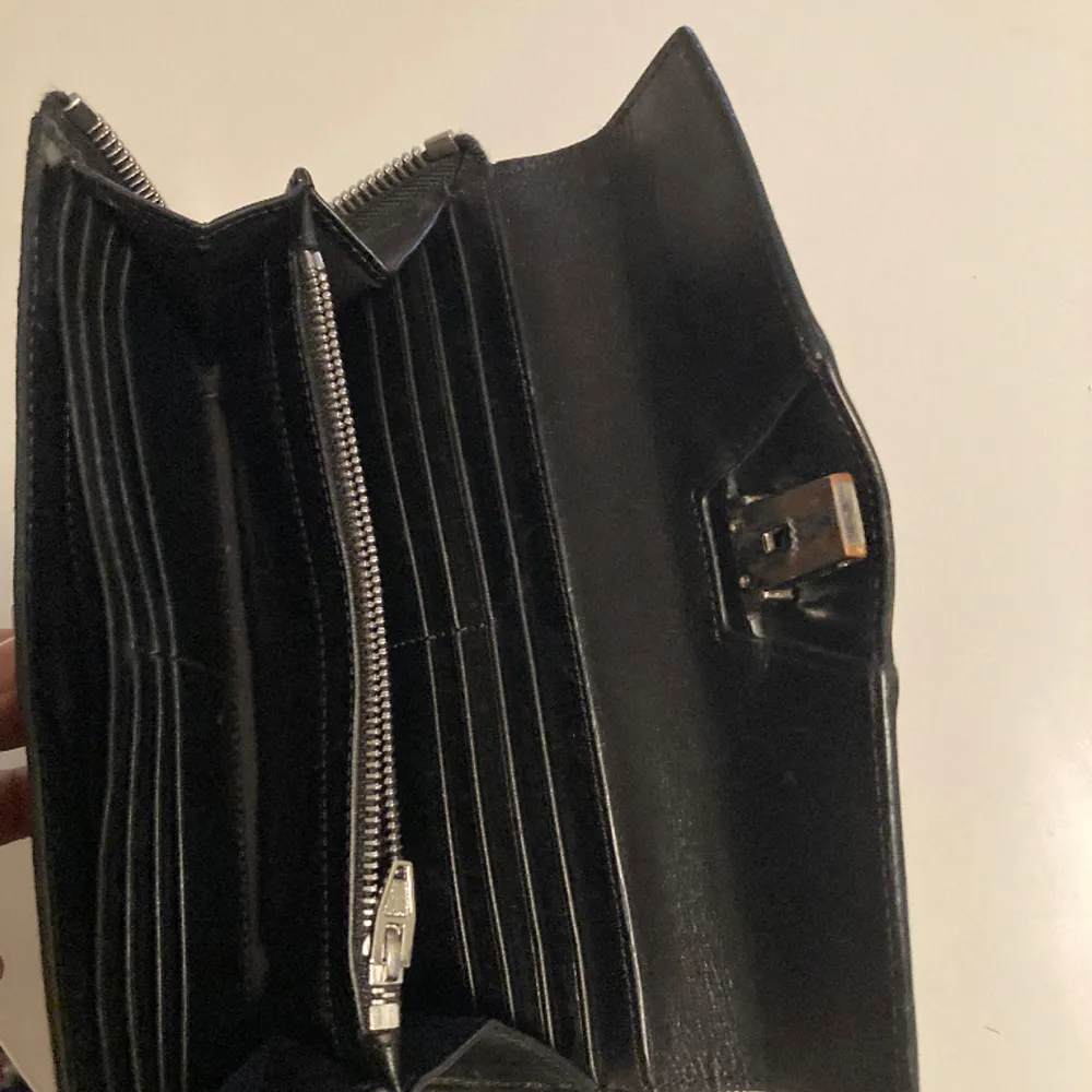 Alexander wang läder plånbok med många praktiska korthållare. I mycket bra skick.. Väskor.