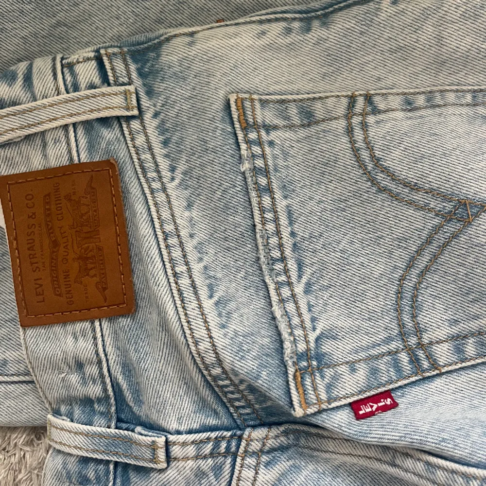 Säljer dessa super fina Levis jeansen som knappt är använda . Jeans & Byxor.