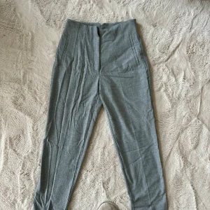 Zara grå kostymbyxa  - Kostymbyxor från zara, högmidjade. Grå. 