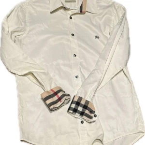 Burberry skjorta - Äkta burberry skjorta Storlek: L Skick: Använd, i bra skick utan flaws eller tecken på användning. Tveka inte på att kontakta oss vid frågor. Fler bilder kan självklart fås vid önskan. 