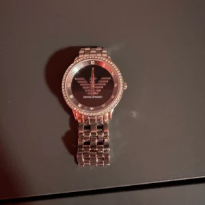 Armani klocka  - Säljer nu min klocka som är super fin, köpte förra året för 1850kr. Superfin! Mitt pris 400,  kan diskuteras. Hör av dig vid frågor 
