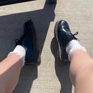 Dr. Martens - Säljer mina Dr.Martens skor <3 Använda kanske 5 gånger. Lite slitet på framsidan på högra skon, dessutom insidan ❤️ Köpta för ca 1400kr, box finns inte kvar. Har bara kvar de extra skosnörena som följs med 🫶 // använd köp nu! 