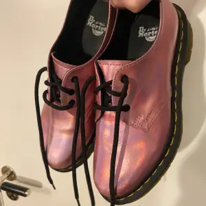 Supercoola rosa metallic Dr. martens!! Säljer då de är för små för mig, har en del repor i lacken som syns på bilden, annars i bra skick. Skriv vid frågor!! 💗😽💋