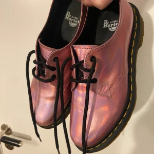 Rosa Dr. Martens - Supercoola rosa metallic Dr. martens!! Säljer då de är för små för mig, har en del repor i lacken som syns på bilden, annars i bra skick. Skriv vid frågor!! 💗😽💋
