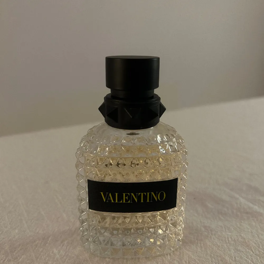 Parfym från Valentino Edt 50ml ca 40ml kvar Förpackning medföljer Nypris 850-900kr Mitt pris 500kr. Accessoarer.