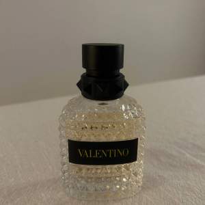 Parfym från Valentino Edt 50ml ca 40ml kvar Förpackning medföljer Nypris 850-900kr Mitt pris 500kr