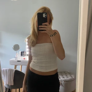 bandeau topp - jättefin beigevit mönstrad bandeau topp som endast användts en gång. Skicket är som helt ny🤍 sälja för endast 100kr. storlek S men passar XS också