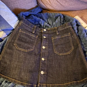 Jeanskjol  - En mörkblå jeanskjol från Ralph Lauren Storlek S/M Pris kan diskuteras🩵🩵