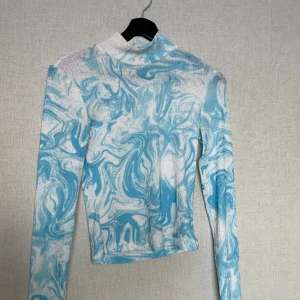 Blå vit partytopp - Superfin blå vit party topp som tyvärr blivit för liten och nu bara hänger i min garderob vill ge den ett nytt hem 