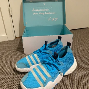 Trae young 2 ice - Trae young 2 är ett grymt par skor som har skönt och mjuk sula som ger extra mycket studs. Materialet är sjukt sjönt. Greppet är jätte bra. Skorna är bara använda ett par gånger. Skorna säljs för att jag har slutat på basket.