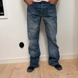 Unika Levi's 501 jeans i storlek W34 L36. Modellen är 186 och byxorna skulle passa någon lite längre. Jeansen är i fint skick. Orginalpris 1099 kr och nu endast 399kr