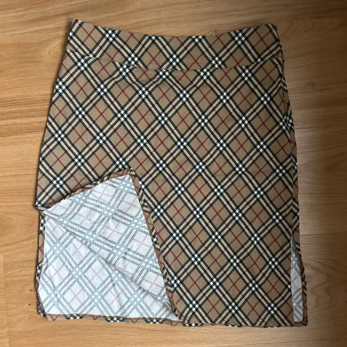 Stretchig kjol i rutmönster - 90