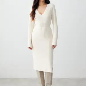 En helt ny och oanvänd stickad klänning från Gina Tricot som är krämvit. Inte min stil längre och kan gå ner i pris🫶🏼