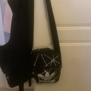 Väska  - Nu säljer jag denna väska som har 4 fack i sig och man får plats med mycket! 💞