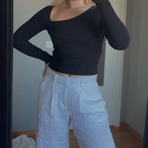 Svart topp - Svart ribbad topp med sned urringning från ginatricot ✨sparsamt använd utan defekter ❤️ storlek XXS men passar även mig som brukar ha storlek S då den är stretchig 💛 säljer då jag har en liknande 