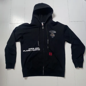 Aape by a bathing ape - Passar inte riktigt min stil längre men är i mycket bra skick Köpt på Lafayette i Paris 