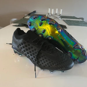 Nike flyknit ultra hypervenom - Nike flyknit ultra hypervenom, har använt 3 gånger, säljer dem pågrund av dem inte passar mig har tyvärr ingen låda