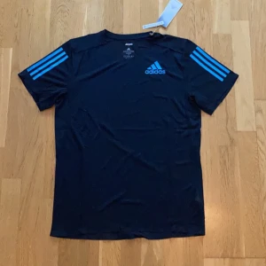 Adidas Elite Running T-shirt  - Säljer denna snygga Elite t-shirten. Det är en Elite tröja så det är bara personer som är sponsrade av adidas som kan få tag på dessa. Den är aldrig använd. Prisförslag kan absolut ges. Har du frågor, skriv!