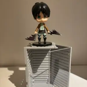 Levi action figure.Displayboxen ingår.Färg alternativ för displayboxen är svart och grå.Skriv gärna privat om fler bilder önskas eller om det är något du undrar