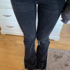 Sjukt snygga mörkgråa jeans från Gina Tricot i Stl 34 (XS). Passar 165-170 cm långa. Slitningar längst ned och hål på ena knäet. Medelhög midja. Raka och lite boot cut i passformen!💞💞