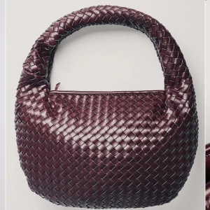 Väska - Väldigt fin väska ifrån nakd! Den e knappt använd och i nyskick!!