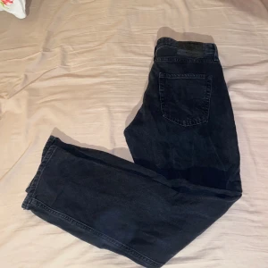 Jeans  - Säljer dessa jeans från Jack and Jones då de är för små och i princip oanvända då jag glömt att jag haft de. Skicket är som nya 10/10. Vid snabb affär kan priset vara diskuterbart. Vid minsta fundering är de bara att skriva till mig😊