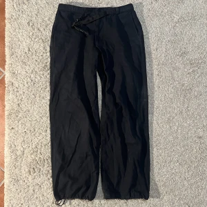 Sweet sktbs byxor - 100% bomull Low / medium waist byxor.  Byxorna är sköna och tåliga med ett spänne som skärp. Drag skosnören vid anklarna.  Går att tvätta i 40 grader, och går även att stryka.   Skriv för att se måtten.