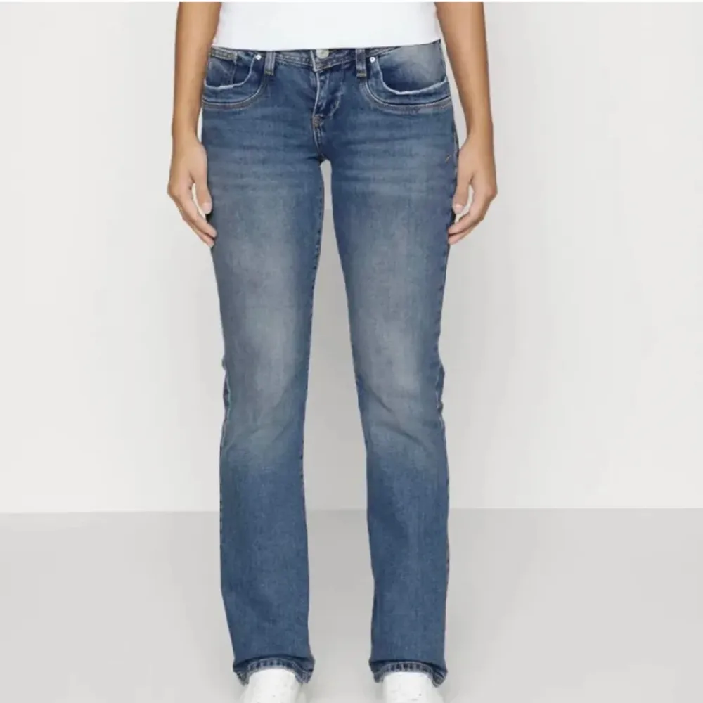 Snygga jeans som är köpta på Plick! Dom är inte använda av mig eller förra ägaren som dom är helt nya, inga defekter hör av dig vid frågor . Jeans & Byxor.