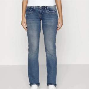 Snygga jeans som är köpta på Plick! Dom är inte använda av mig eller förra ägaren som dom är helt nya, inga defekter hör av dig vid frågor 