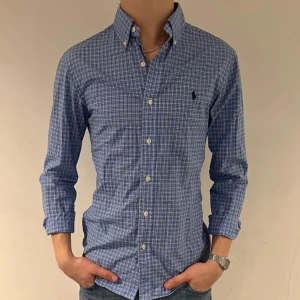 Ralph Lauren skjorta - Säljer en väldigt fet Ralph Lauren skjorta i grymt skick! Styling alternativ på tredje bilden. Modellen är 183cm lång. Hör av er vid frågor och funderingar!
