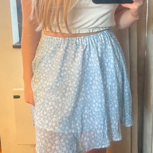 Blommig kjol - Blommig kjol från pamelaxnakd som tyvärr inte kommer till användning. Strl 36, sparsamt använd💙