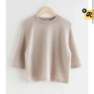 Stickad tshirt - Jättefin stickad tshirt från &other stories! Den är i super bra skick o är knappt använd ( inga fläckar), original pris är 700💕💕