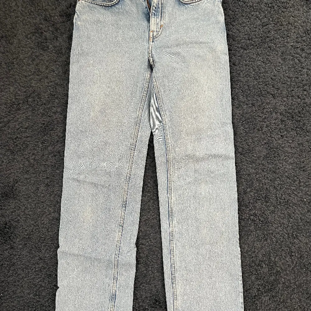Ljusblåa jeans från Weekday i bra skick!. Jeans & Byxor.