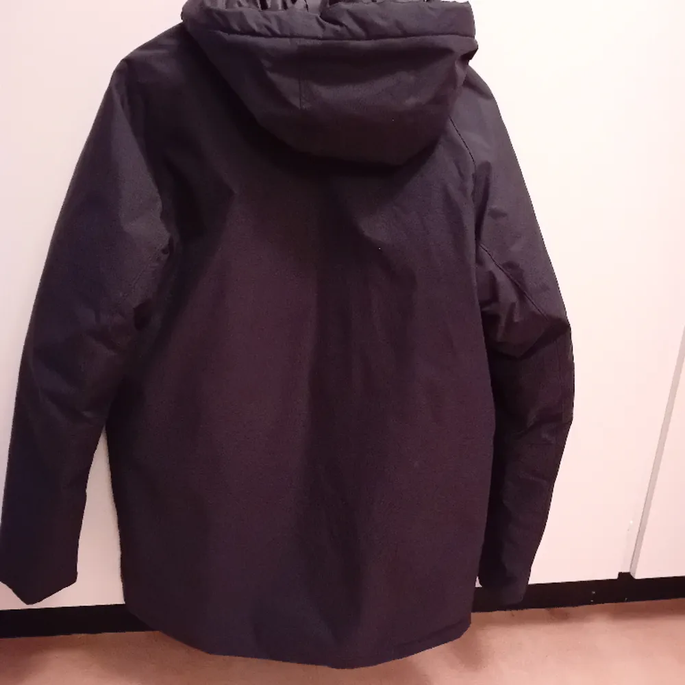  Nästa en ny jacka som har användt sällan till bra pris 599 kr ,M Strl  svart färg. Jackor.