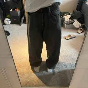 Weekday Astro 32 - svarta seedat astro jeans med lite healbite 