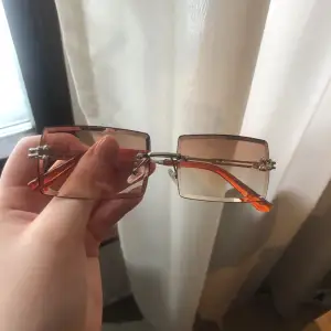 Snygga solglasögon. Längesen jag köpte dem så vet inte vart dem kommer ifrån. Inte använda, därmed i bra skick🩷