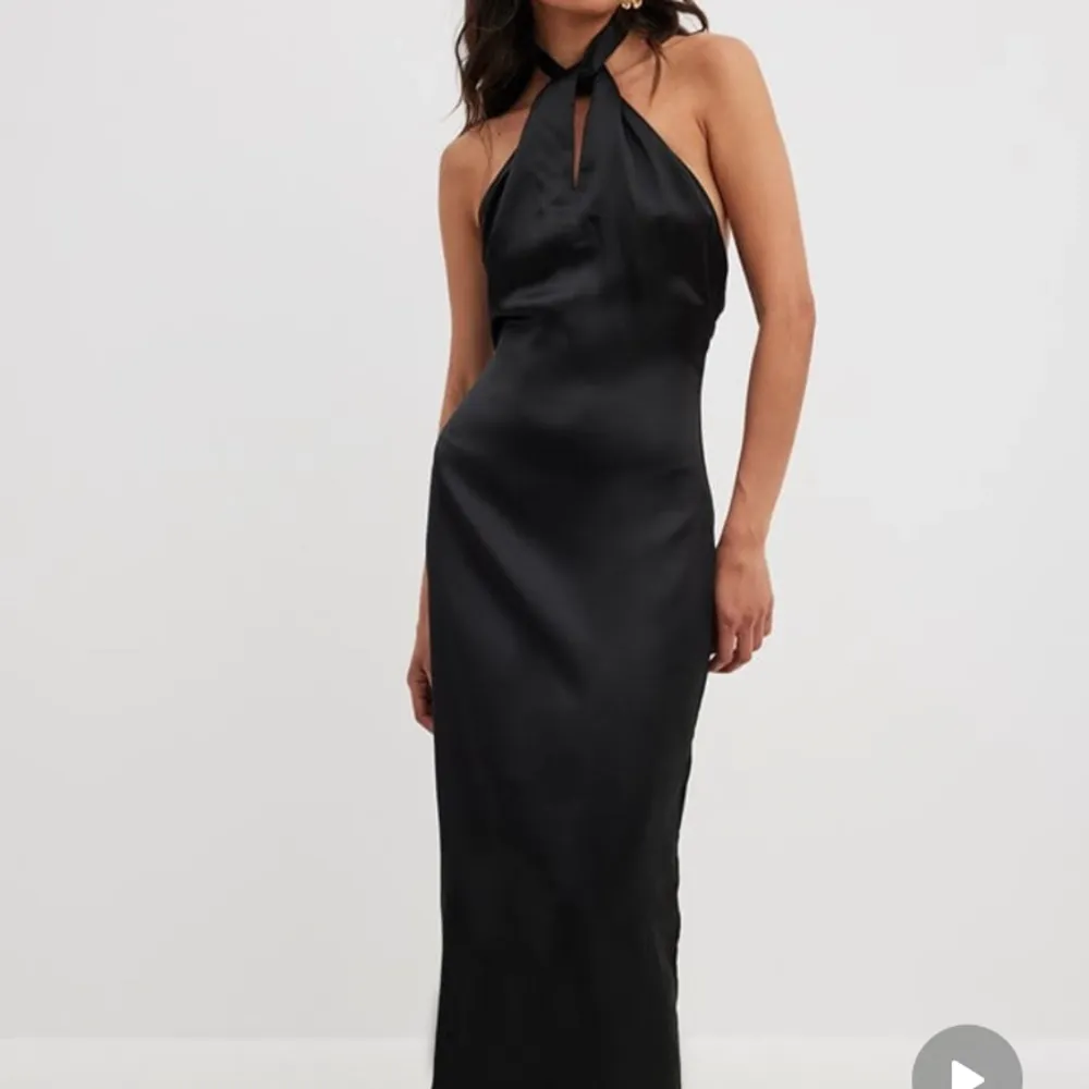 Jättefin svart långklänning som tyvärr inte kommer till användning. Aldrig använd, endast provad. Köpt från NA-KD för 499kr.. Klänningar.