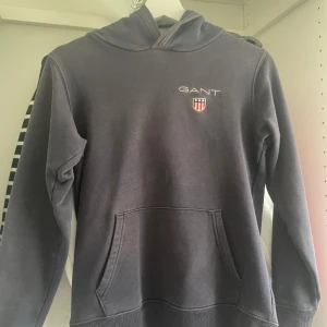 Gant hoddie  - Hej! Säljer min gant hoddie , pågrund av att jag inte använder den längre , skriv till mig om ni vill ha fler bilder!💘