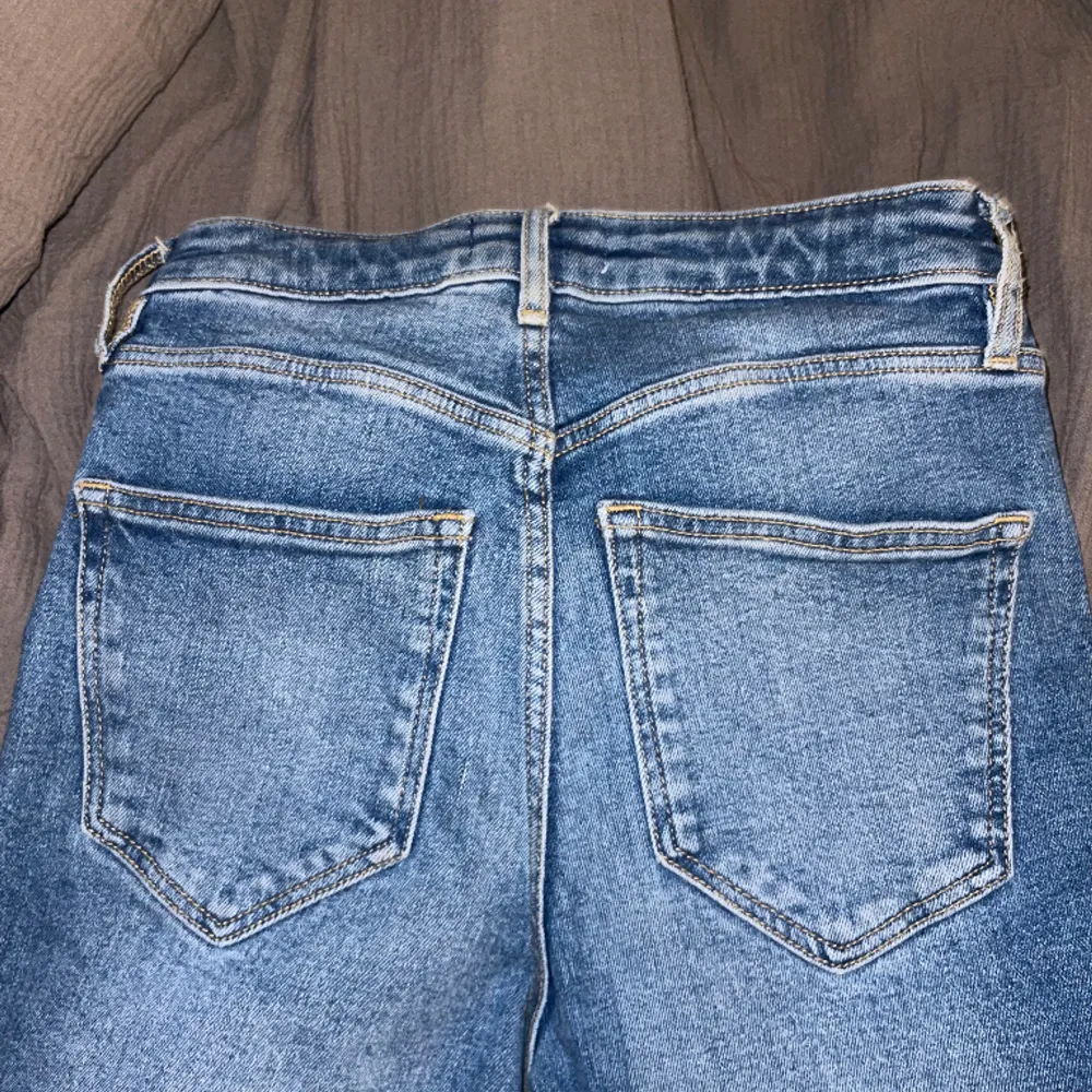 Jeans med slit från zara, använda en gång. Jeans & Byxor.