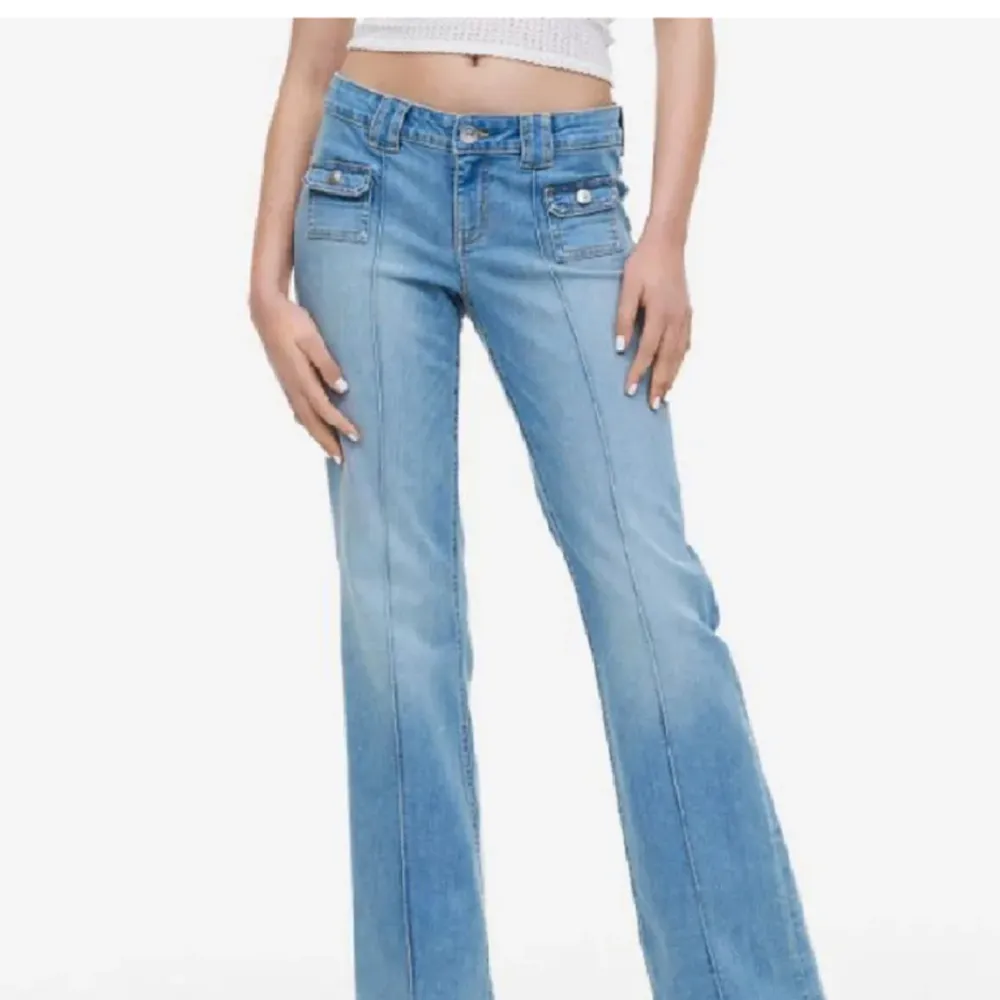 Lågmidjade jeans med fickor på framsidan från HM som är helt slutsålda 💙🤗. Jeans & Byxor.