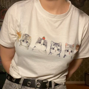 tshirt med katter - gullig tshirt med katter på! köpt second hand men från början från Shein:D<3 skriv för fler bilder