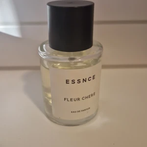 Fleur chere från essnce - Säljer parfymen fleur chere från essnce. Säljer då den inte kommer till användning. Ursprungligen 50ml, uppskattningsvis 35-40ml kvar. Ståt svalt och mörkt.