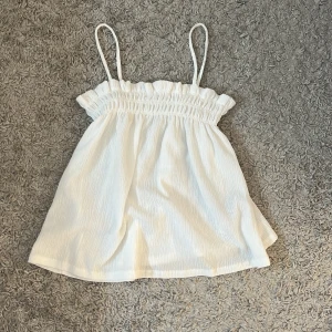  Vitt beach linne  -  Ett fint linne från Gina Tricot som man kan ha på stranden 💕💕