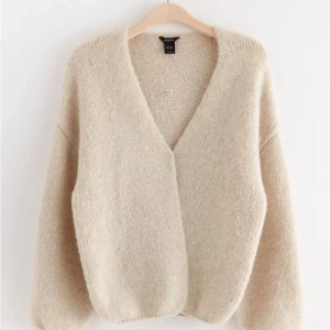 Lindex kofta  - Säljer min kofta från Lindex, den är lite nopprig samt har en liten fläck (Bild 3). Färgen i verkligheten är dom bild 4. Storlek M/L