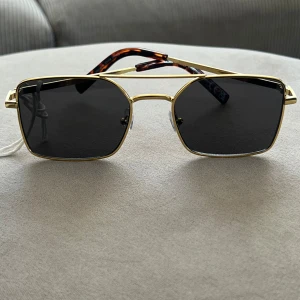 Pilot solglasögon  - Helt nya oanvända solglasögon med prislapp kvar 🖤  Köparen står för frakt